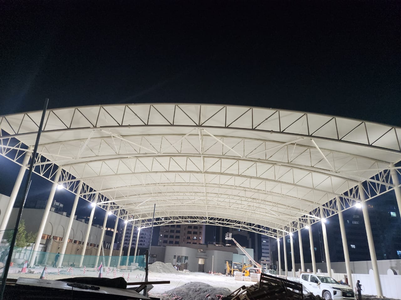 We installed a truss-type sunshade at the football ground of Khalifa Bin Zayed Al Awal School